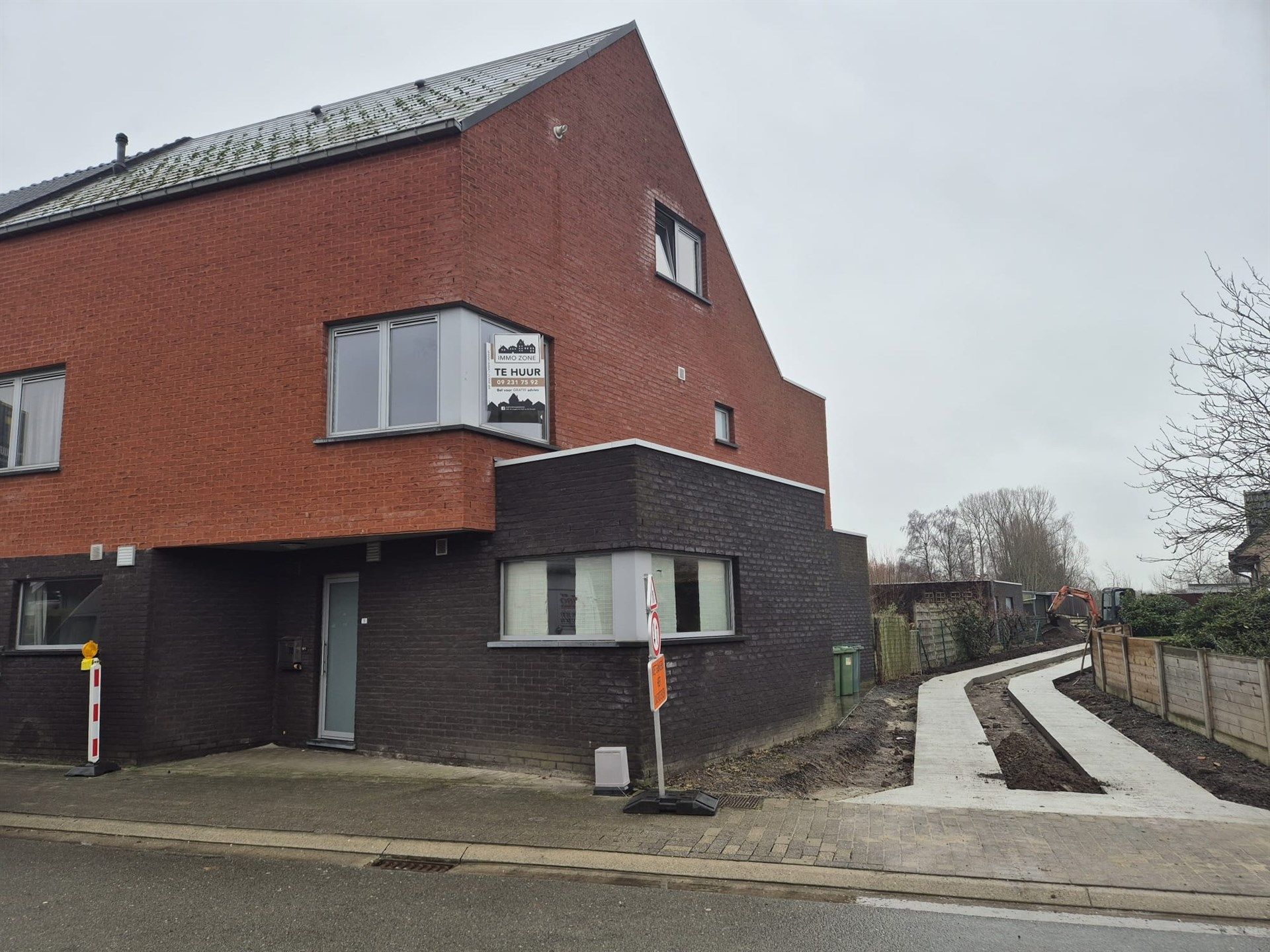 Rustig gelegen woning met tuin en garage. foto {{pictureIndex}}