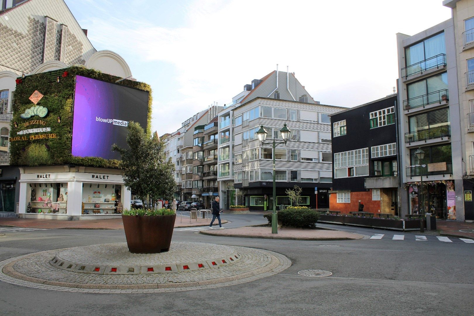 Winkel gelegen hoek van de  Lippenslaan / Dumortierlaan 6  foto 4