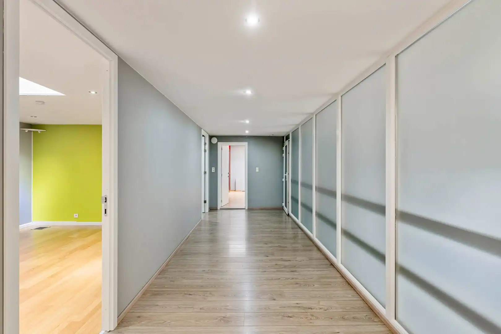 Bedrijfsgebouw met kantoren, magazijnen en woonst - groot 2580 m² foto 23