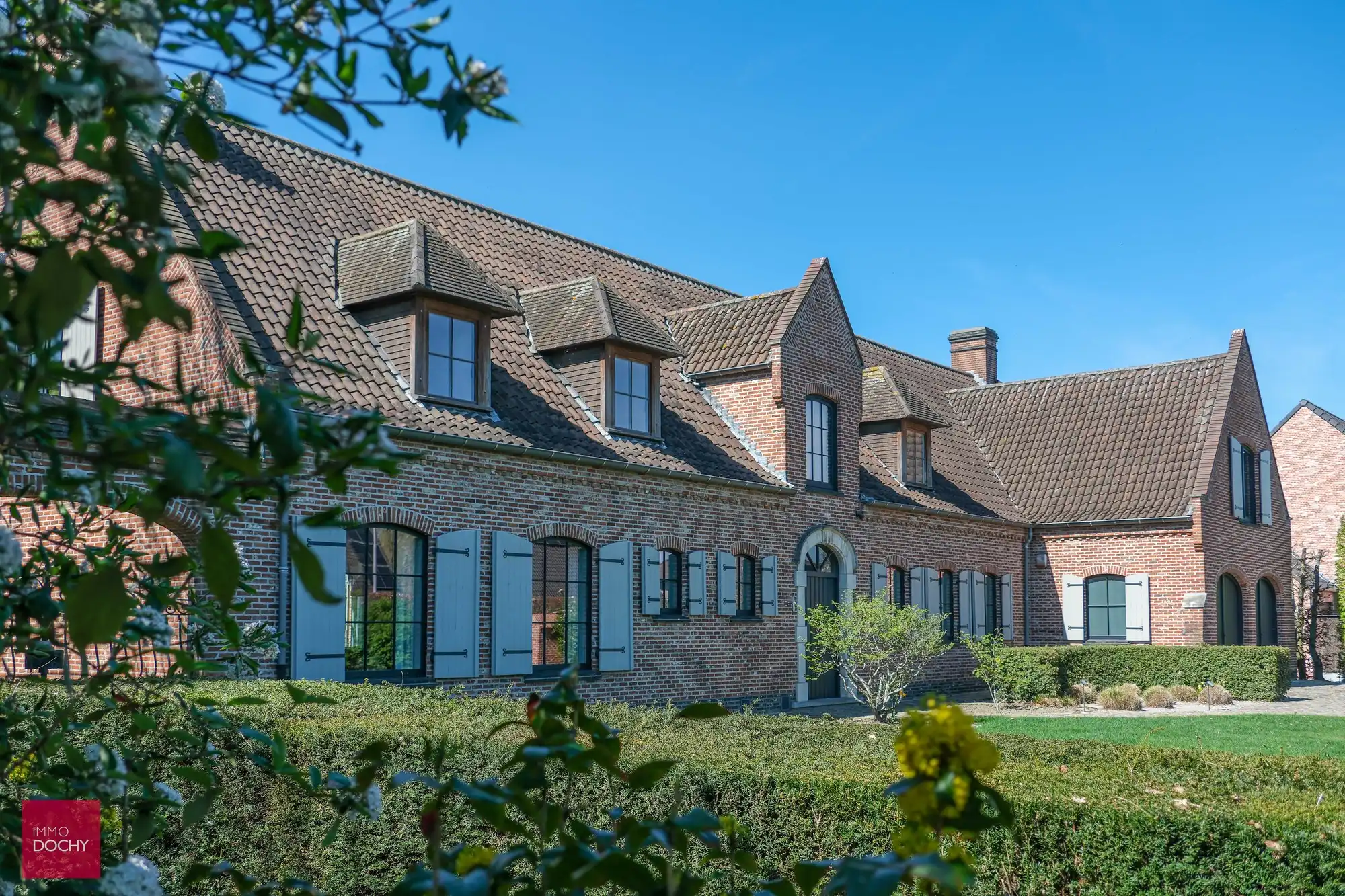 Instapklare ruime villa met grote garage en bijgebouw foto 2