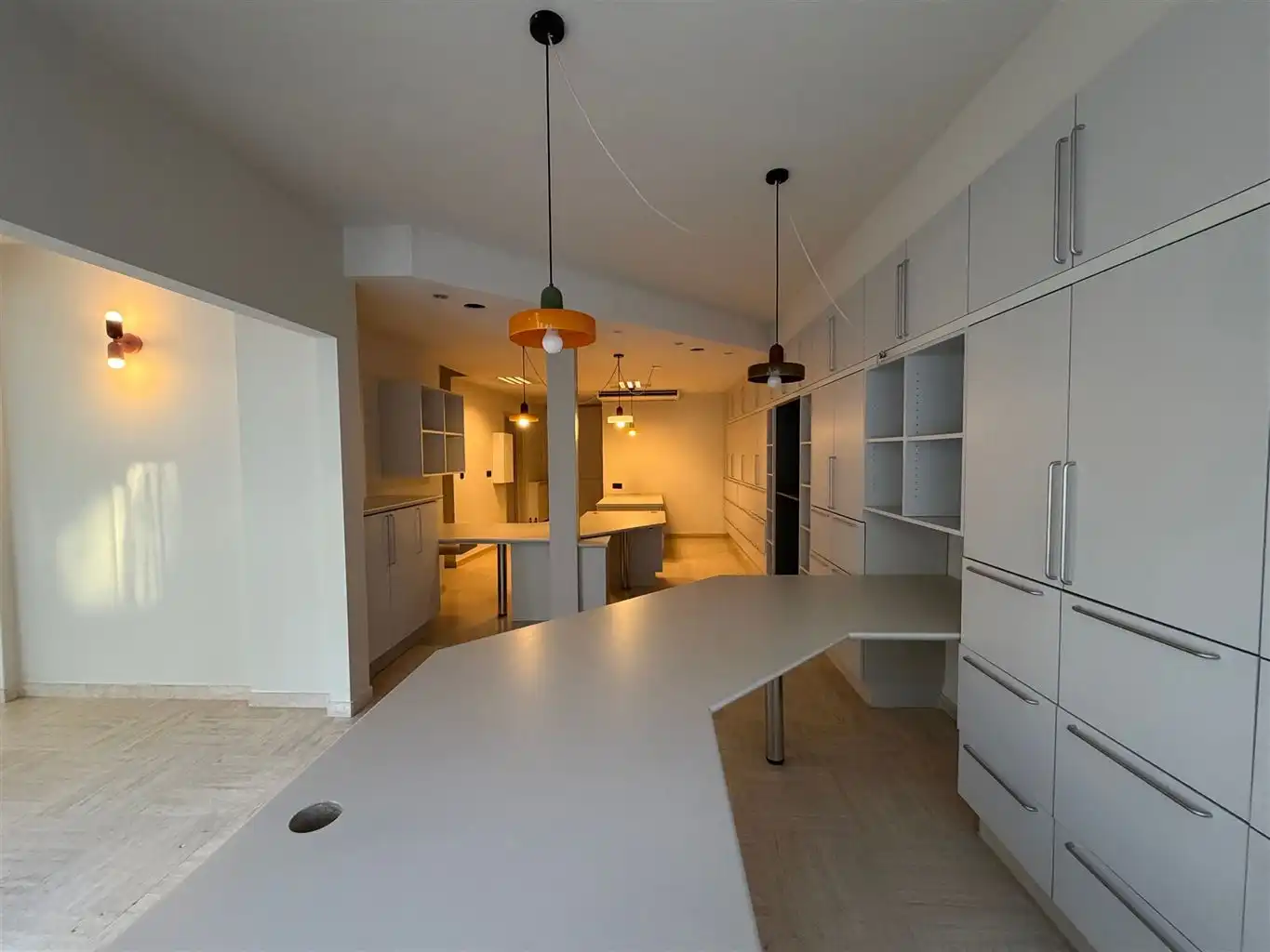 Instapklare kantoorruimte of praktijkruimte. Reeds voorzien van burelen en verlichtingsarmaturen vlakbij de Markt en de Hepperpoort. foto 6