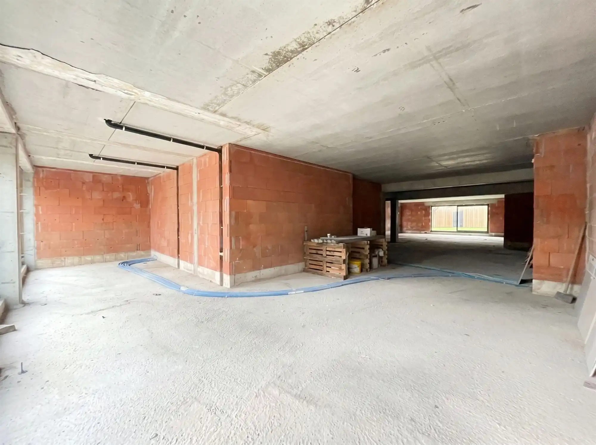 Ultra zichtbaar handelsgelijkvloers van 215m² en 10,5m vitrine op de markt foto 8