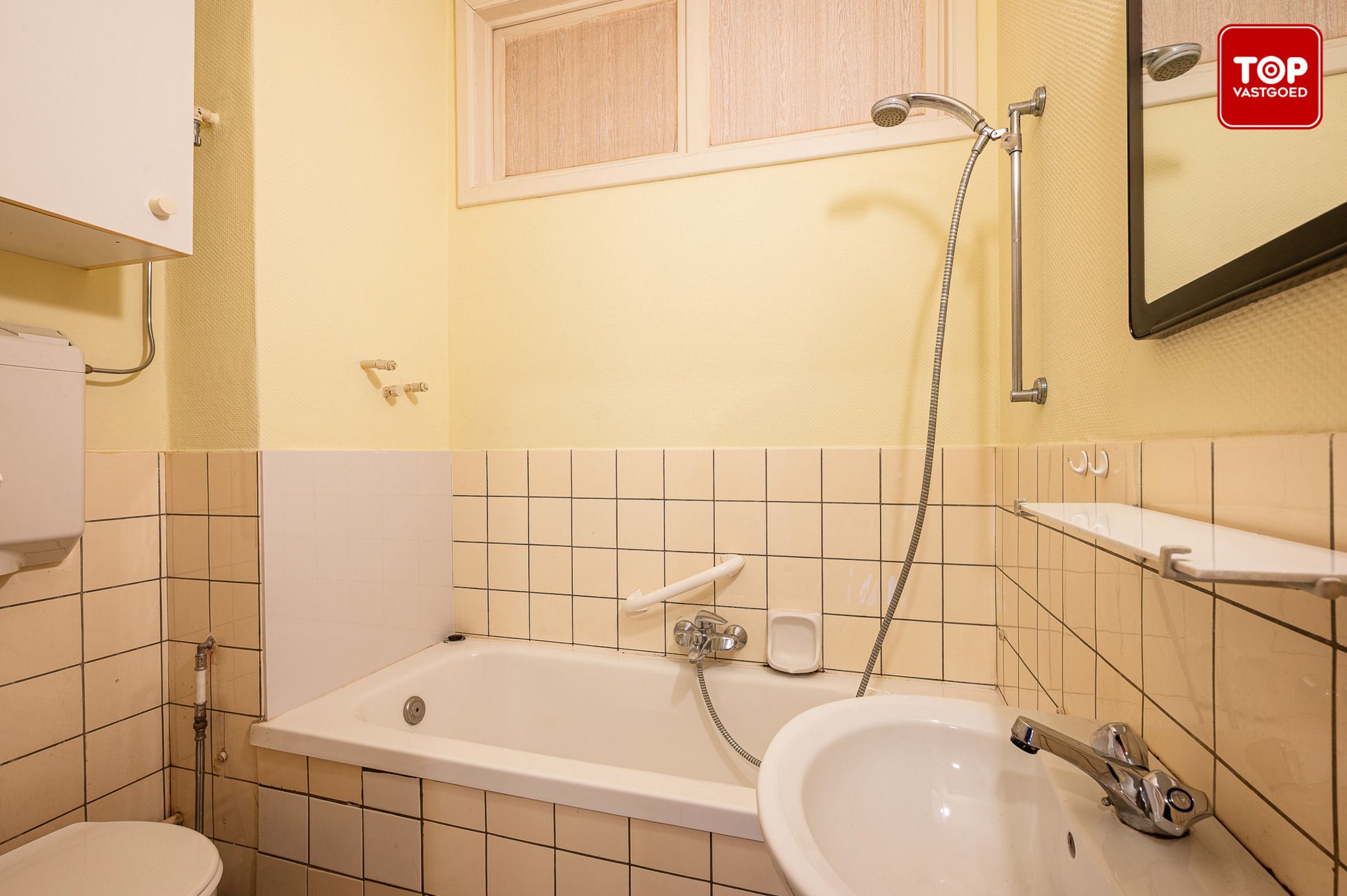 Op te frissen tweeslaapkamerappartement nabij de Stationsbuurt Gent-Sint-Pieters. foto 11