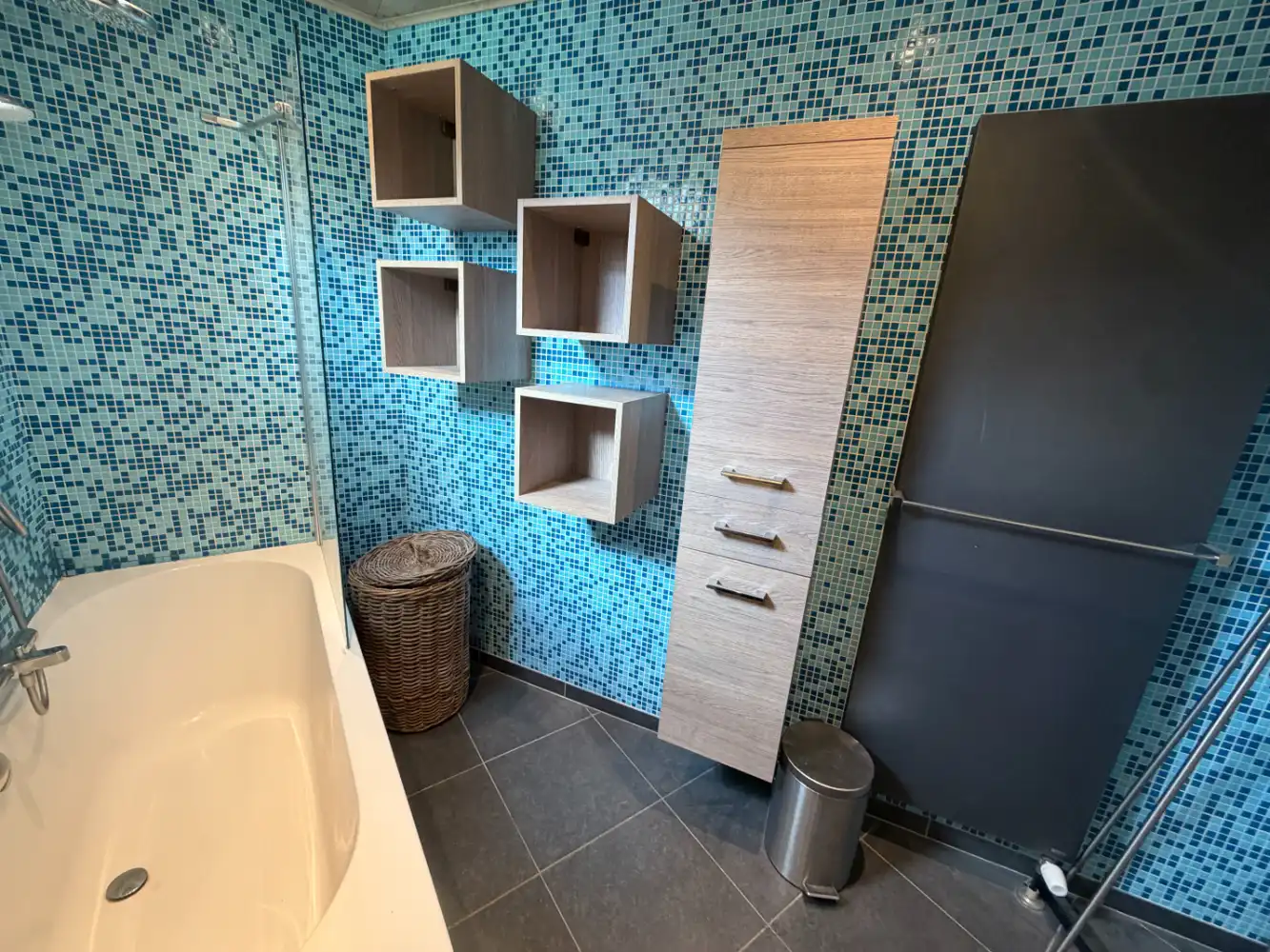 Dit charmante penthouse met één slaapkamer onderscheidt zich door zijn uitzonderlijke terrassen rondom het appartement. Dankzij de ruime buitenruimtes geniet u op elk moment van de dag van de zon en het buitenleven. Een unieke woonbeleving voor wie op zoek is naar een combinatie van comfort, rust en een overvloed aan buitenruimte. foto 16