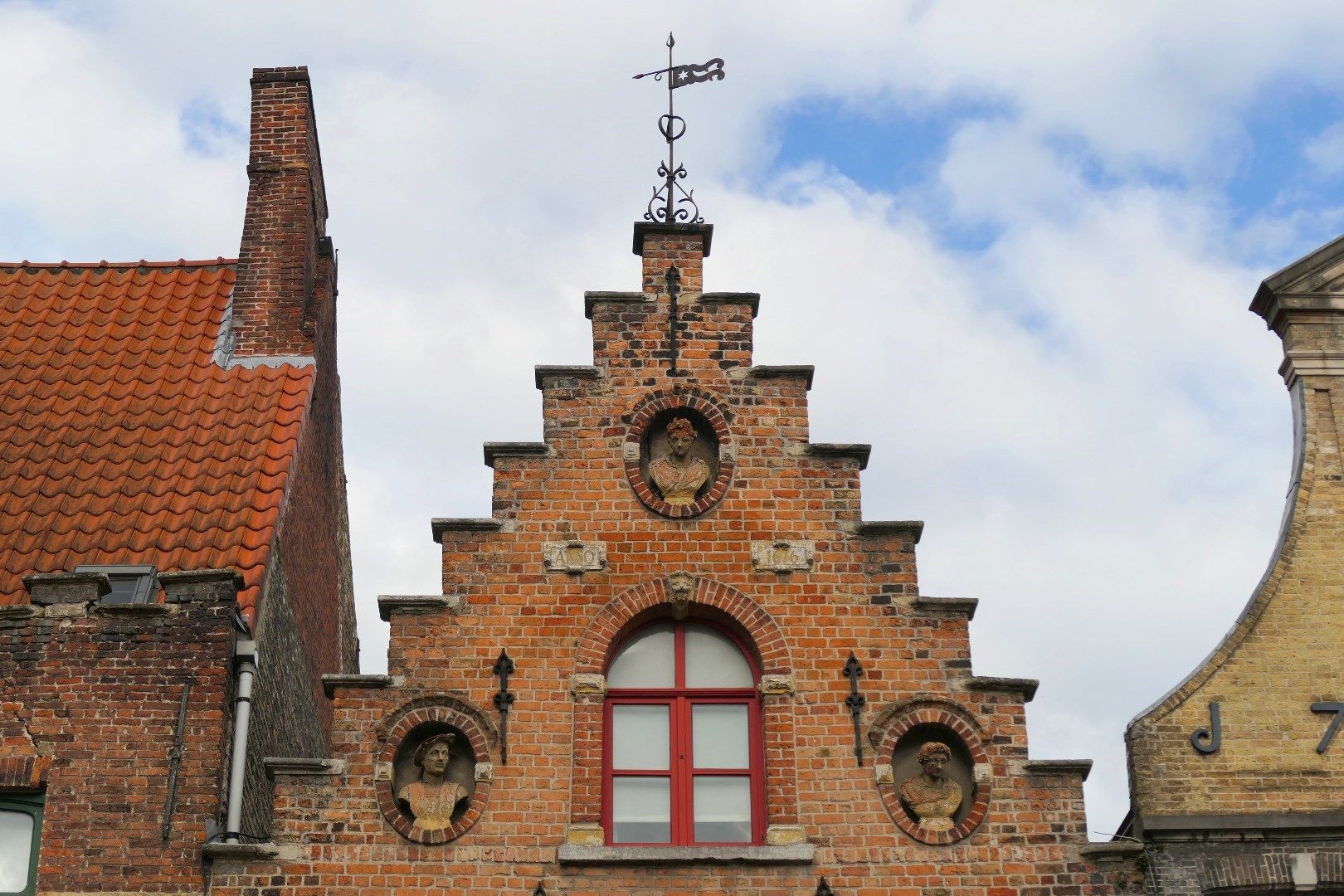 Karaktervol burgershuis gelegen aan de St-Jakobskerk in de historische stadskern  foto 21