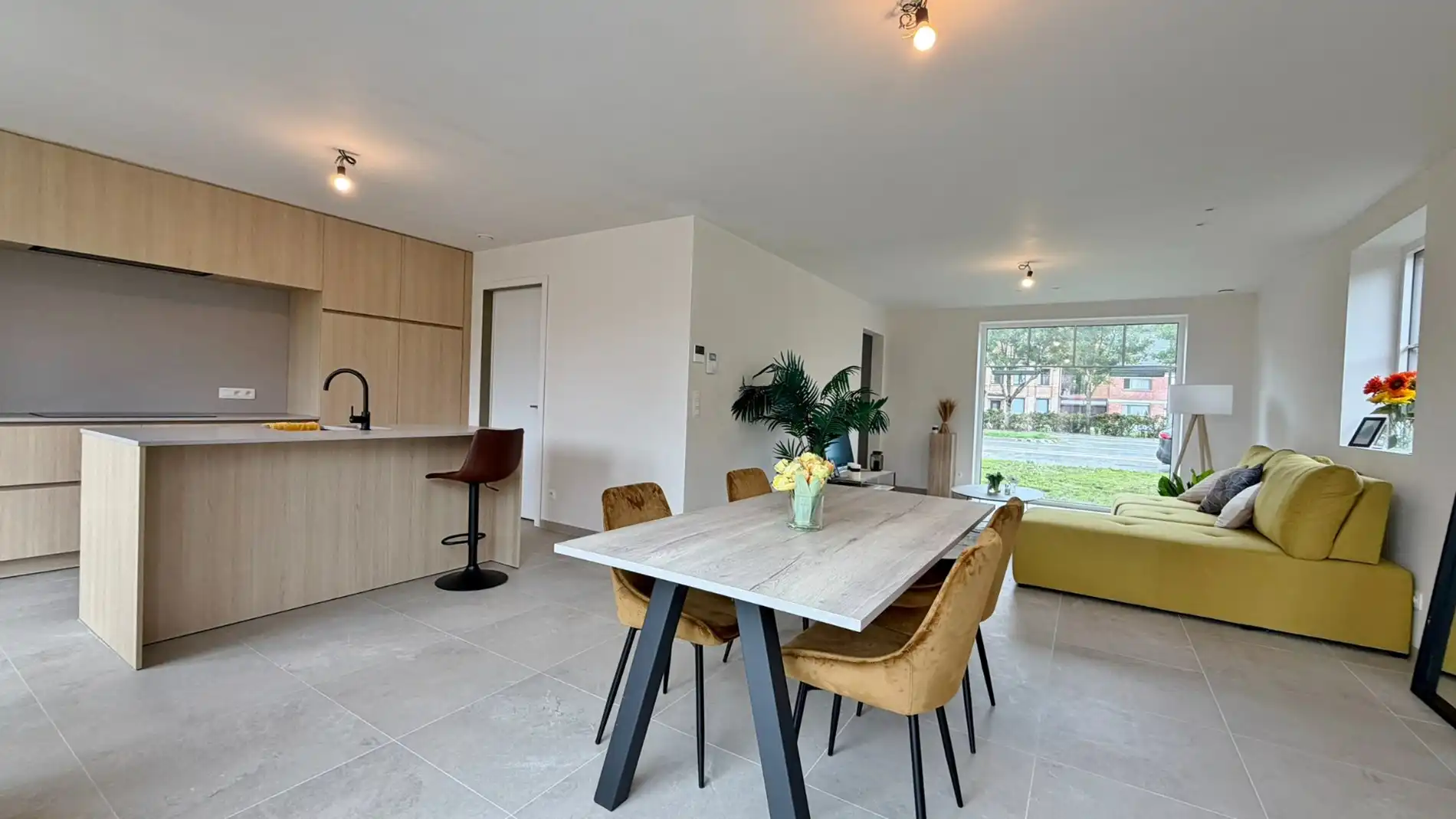 Halfopen karaktervolle nieuwbouwwoning met dubbele garage en tuin.  foto 5