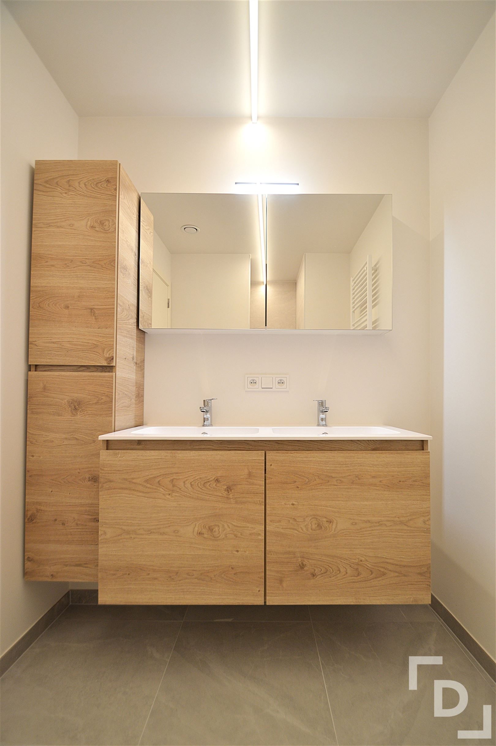 Nieuwbouwappartement van hoogwaardige afwerking met staanplaats te huur in centrum Ieper foto 8
