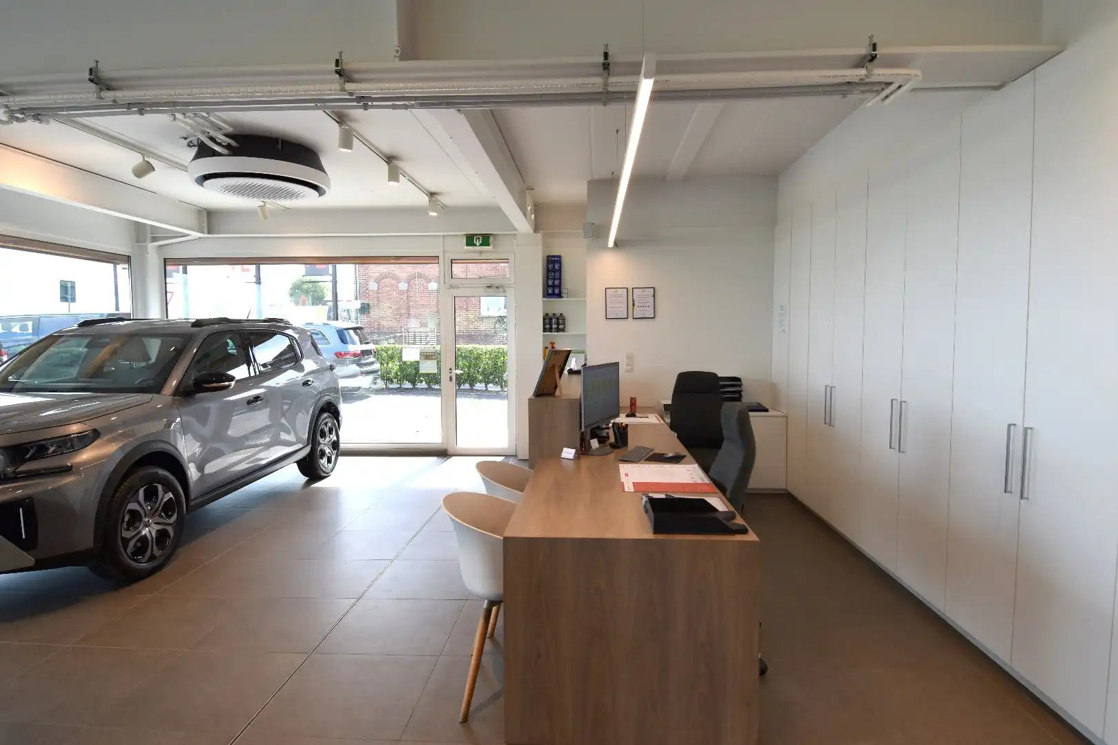 Commercieel pand met showroom, atelier, parking én bovenliggend appartement te koop in Bellegem foto 7