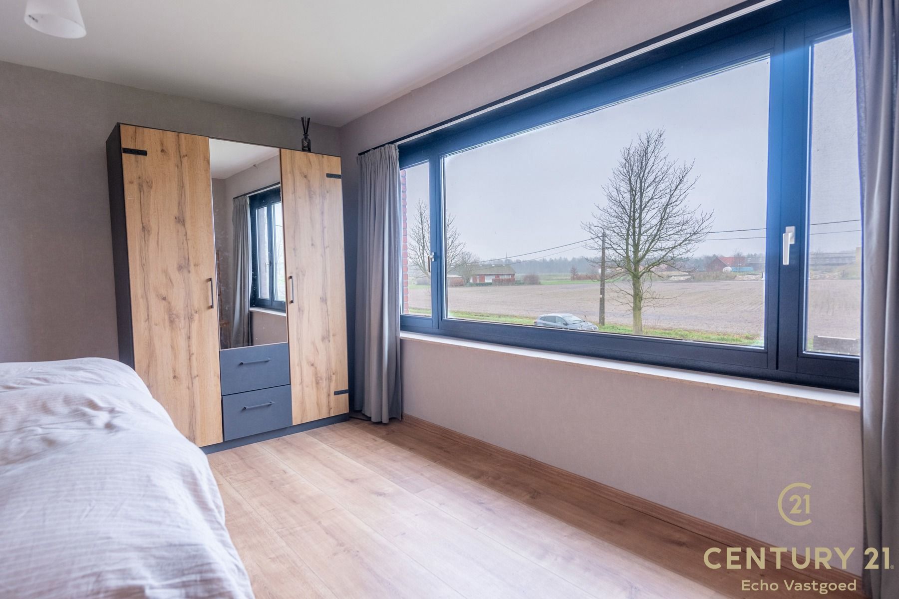 Deels gerenoveerde woning met bijgebouw en mooi vergezicht foto 16