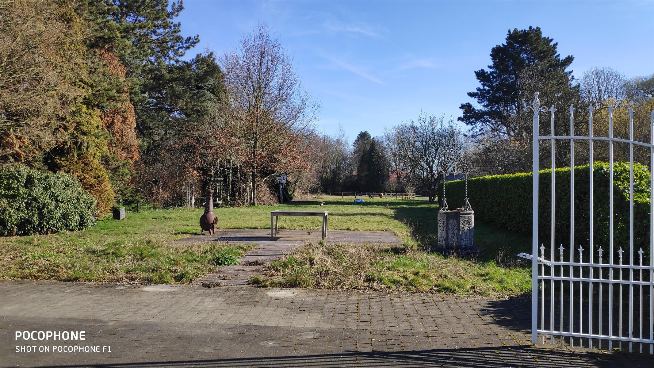 Residentieel gelegen bouwgrond op 2.084m² foto {{pictureIndex}}
