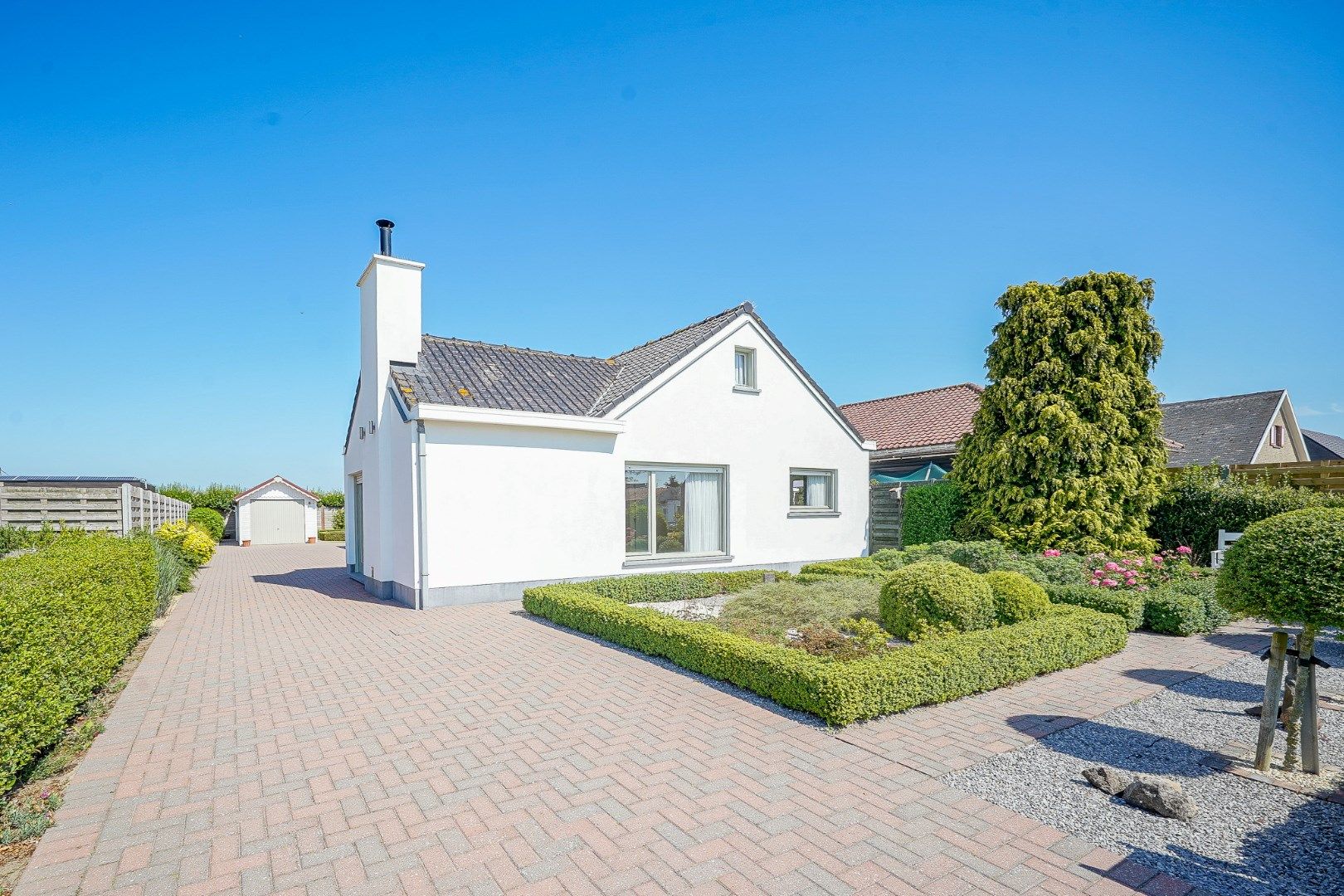 Hoofdfoto van de publicatie: Goed gelegen bungalow met 3 slaapkamers, garage en tuin in Westkerke