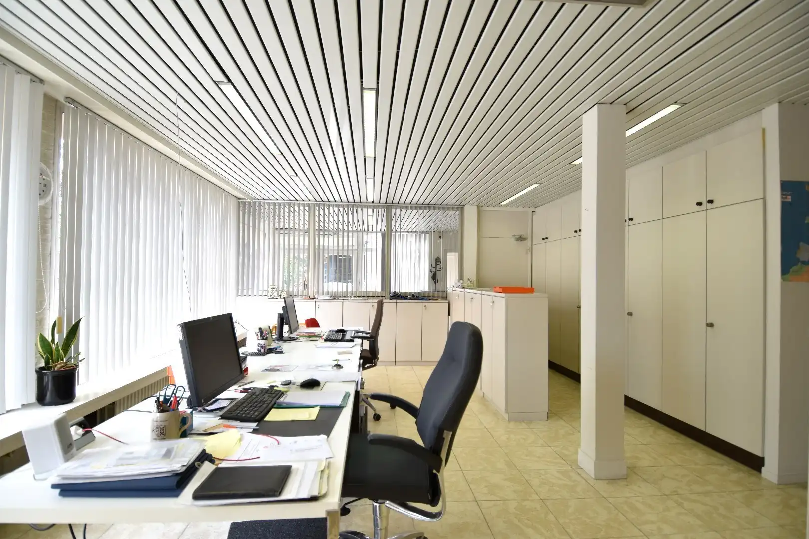 Interessante opbrengsteigendom (204m² kantoor + 3 appartementen + garages/parkings) op toplocatie te Bissegem foto 5