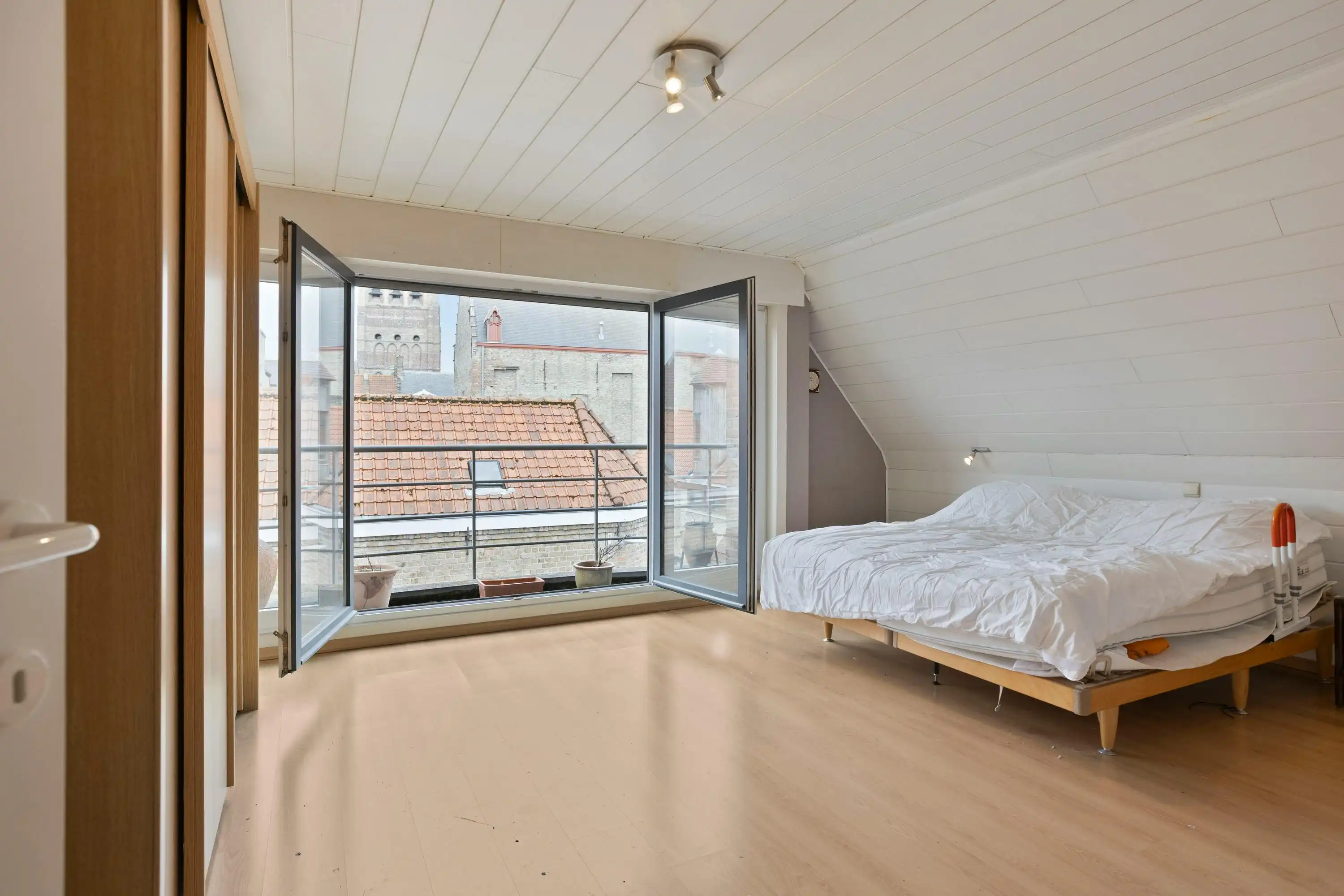 Ruime woning met 2 garages en lift in centrum Veurne foto 7