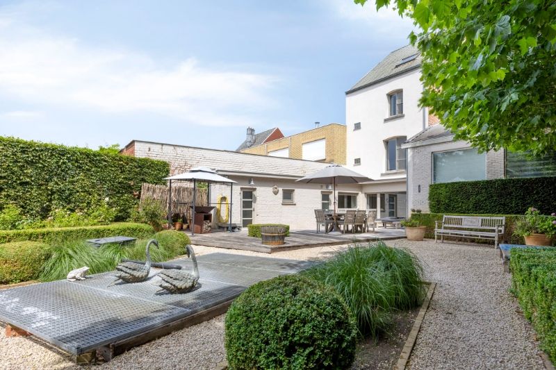 Karaktervolle woning met grote tuin en achteruitweg foto 5