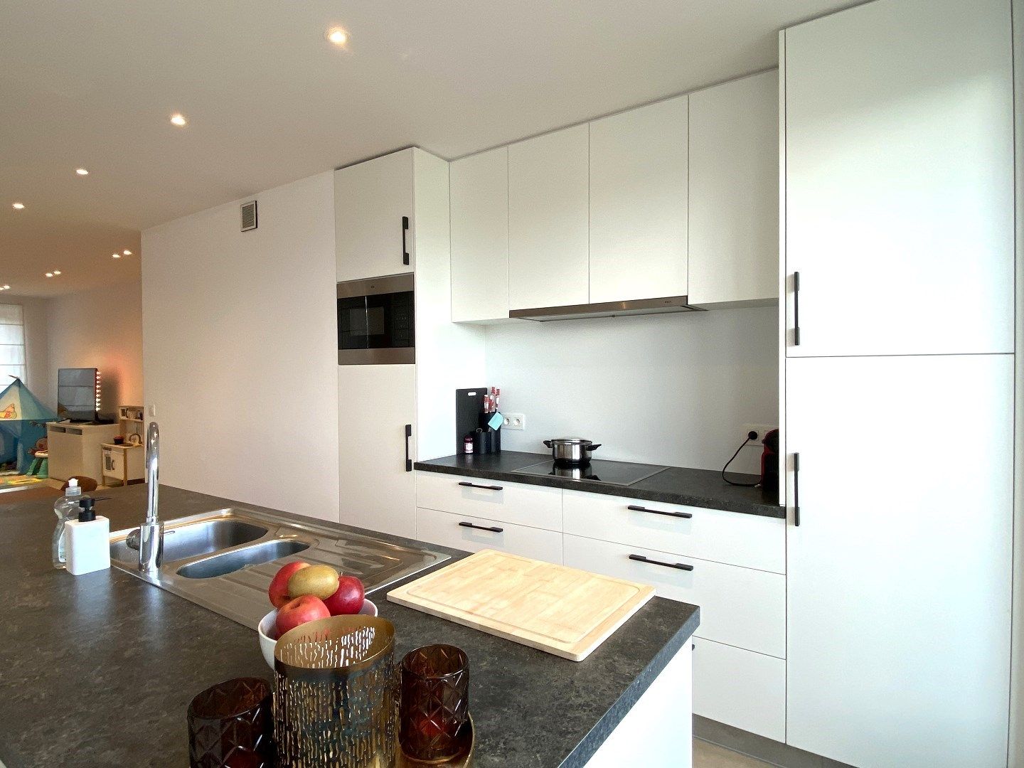 INSTAPKLAAR APPARTEMENT MET 2 SLPKS TERRAS | STAANPLAATS EN GARAGE foto 4