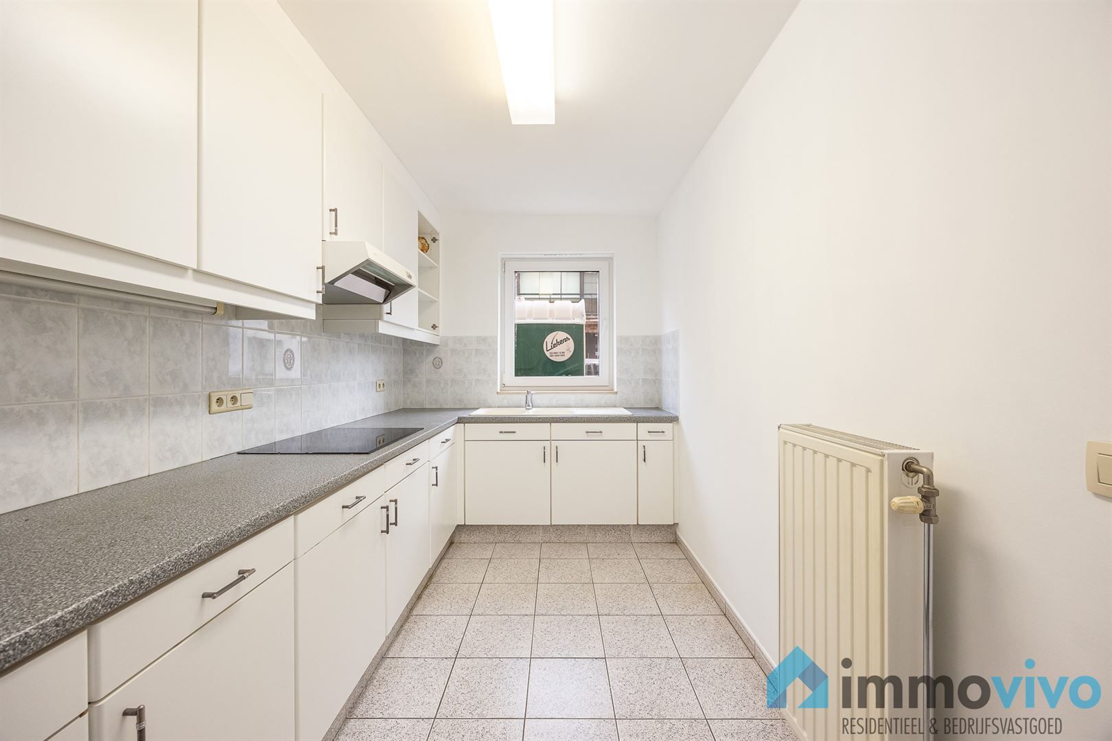 Licht op te frissen gelijkvloersappartement met 2/3 slaapkamers, tuin en garage. foto 4