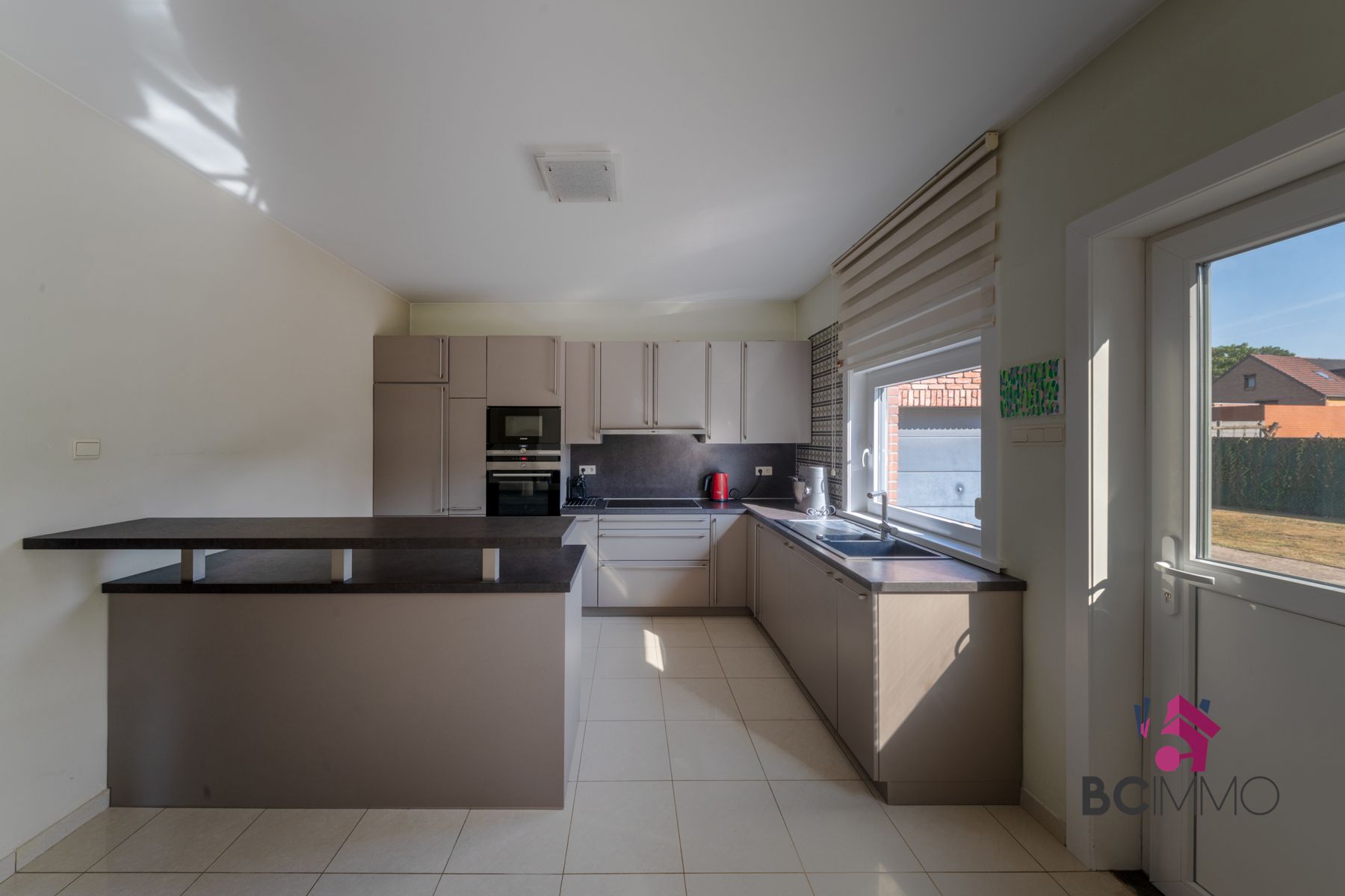 Halfopen woning met garage, zonnepanelen en ruime oprit foto 8