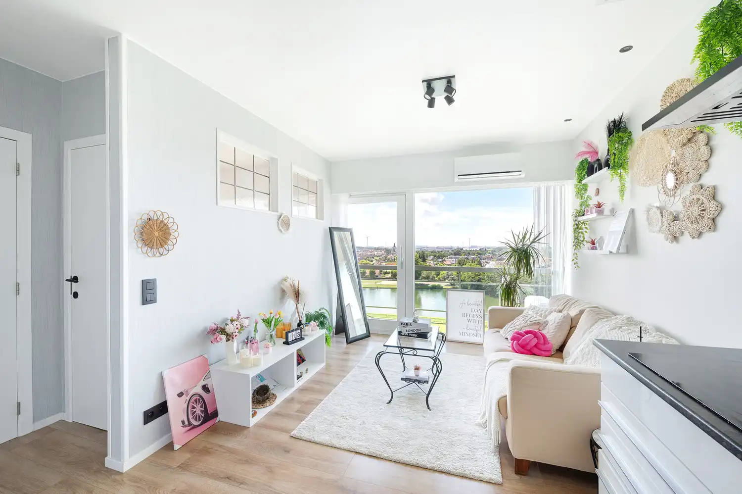 Prachtig gemeubelde vernieuwde studio/appartement met zonnig terras en open zichten foto {{pictureIndex}}