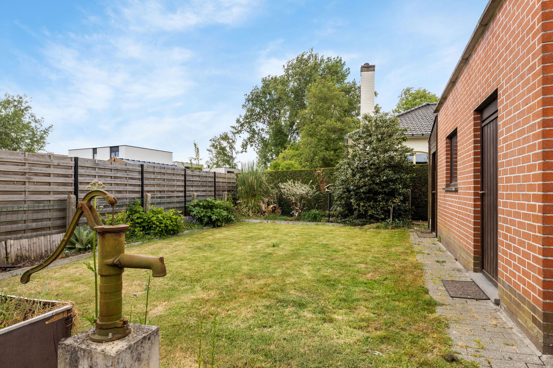 Halfopen woning met tuin, 3 slpks en dubbele garage foto 3