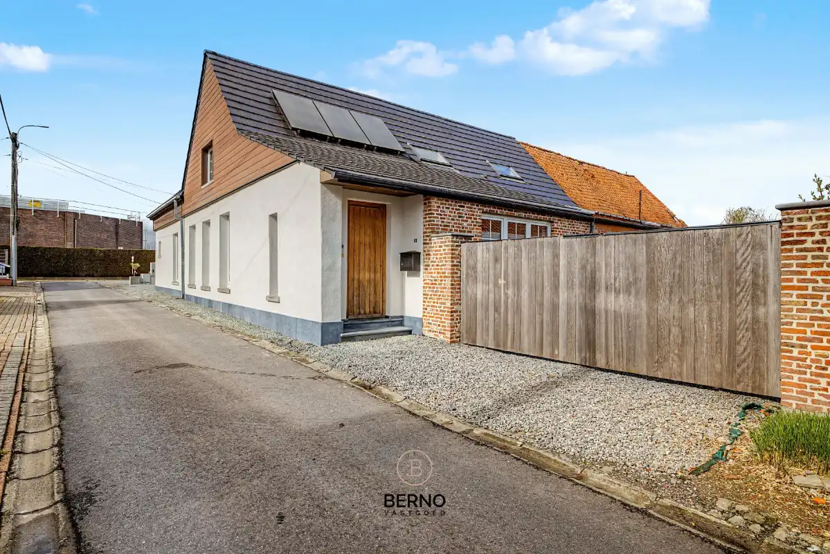 Instapklare charmante woning met zonnige binnentuin en garage. foto {{pictureIndex}}