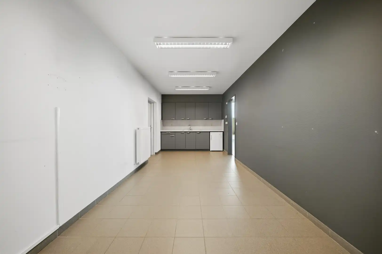Grote hangaar met ruime parkingmogelijkheden is geschikt voor diverse bedrijfsdoeleinden. foto 18