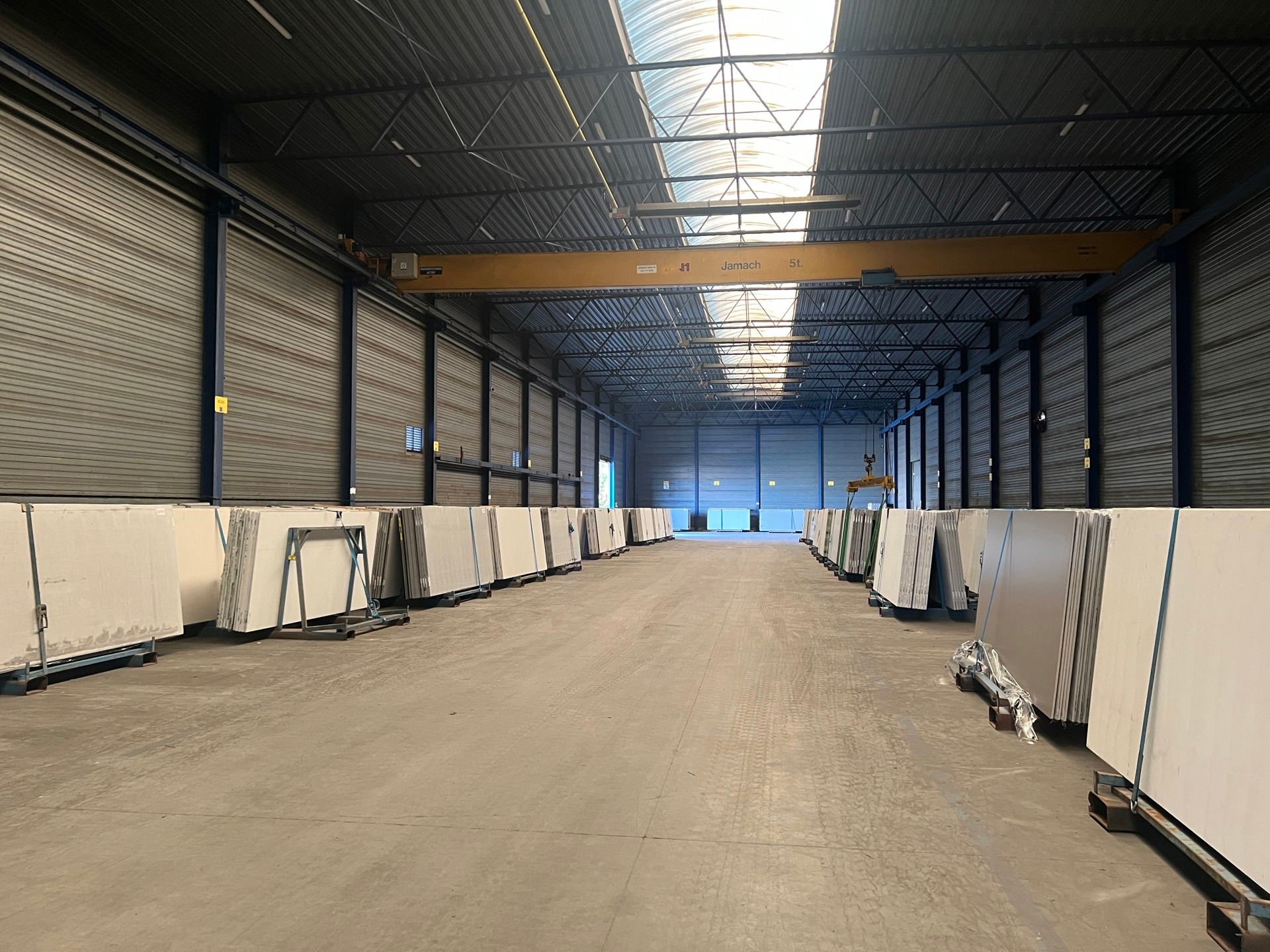 BEDRIJFSGEBOUW MET VERHARD BUITENTERREIN foto 3