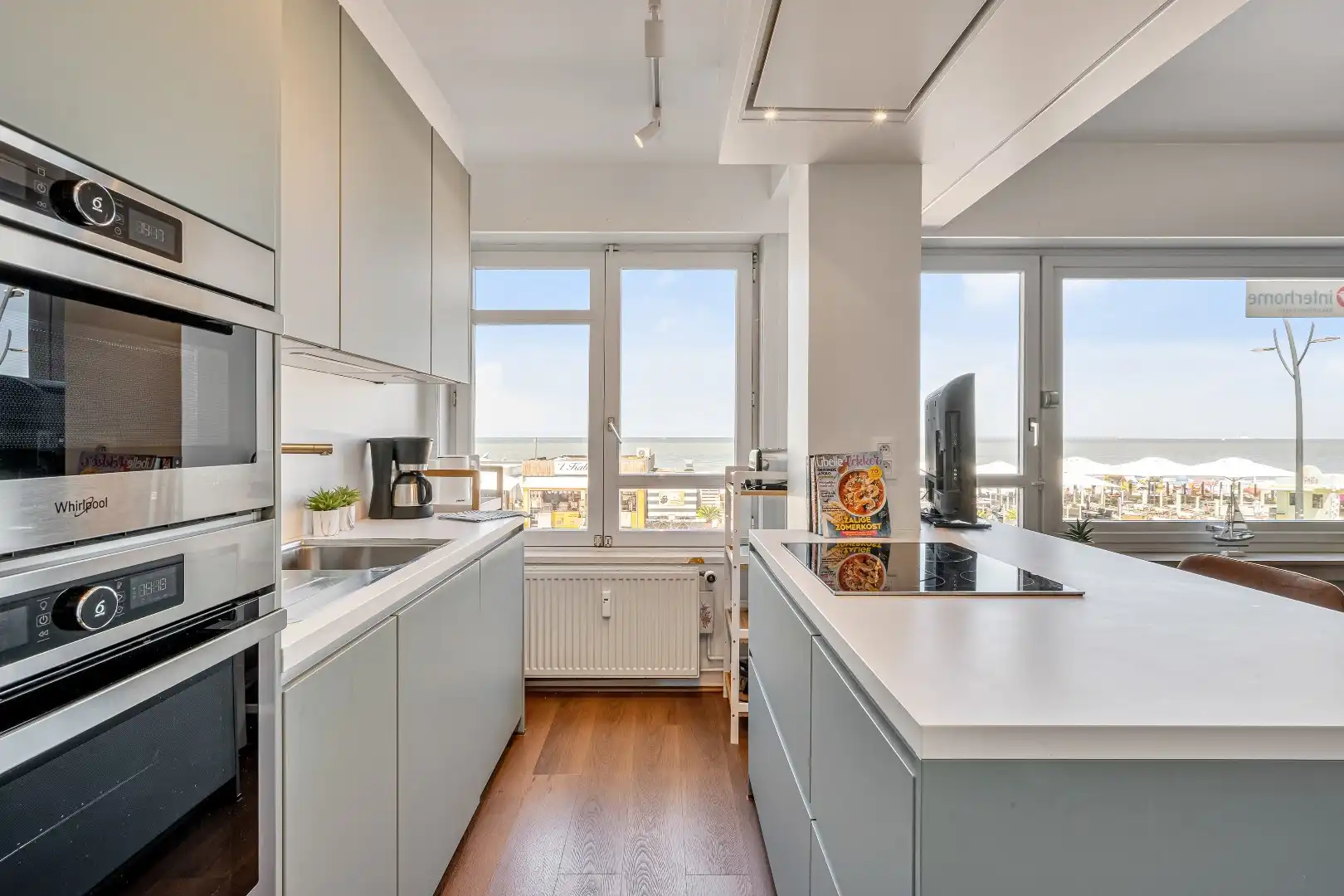 Ruim gerenoveerd 3 slaapkamer appartement met frontaal zeezicht op absolute toplocatie aan de Zeedijk in Blankenberge foto 2