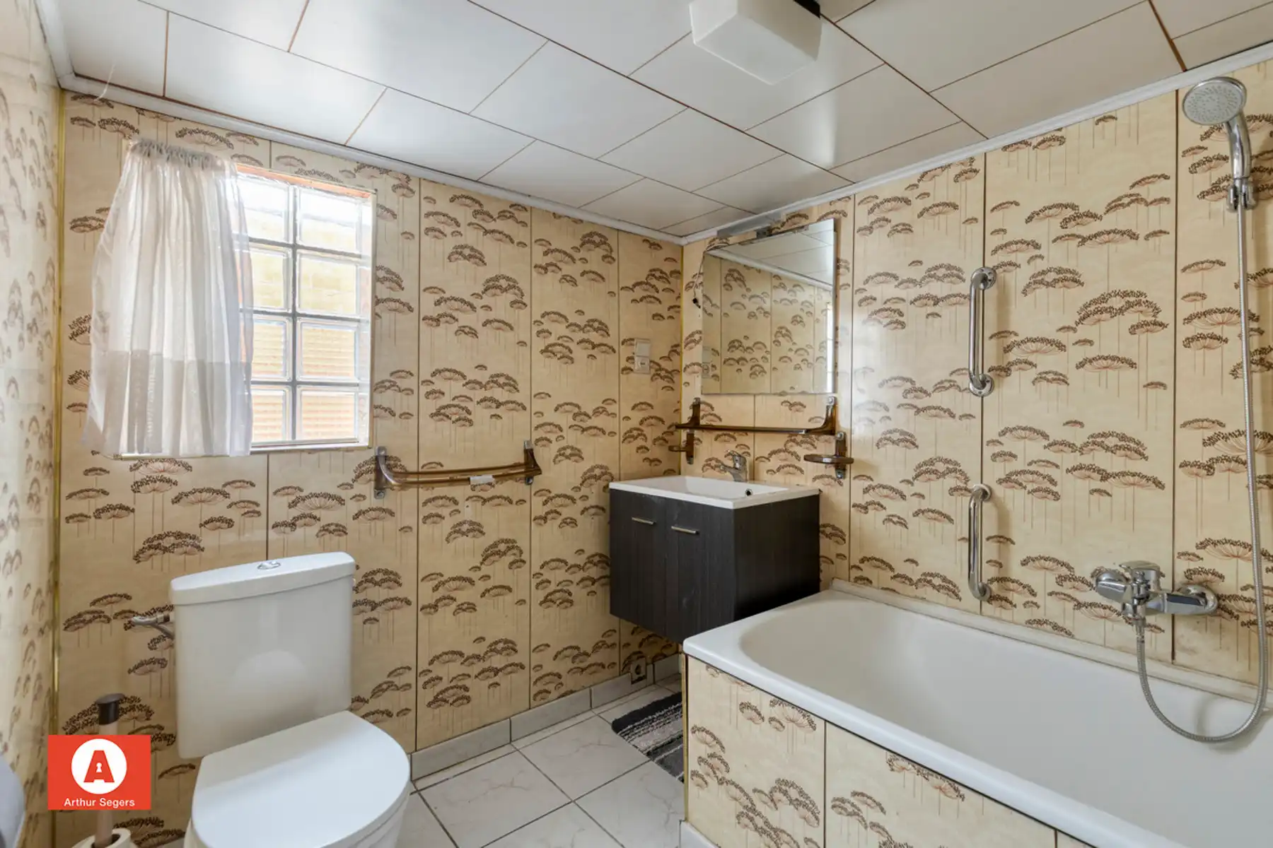 Solide half-open bebouwing met achtergelegen fietswegel. foto 16