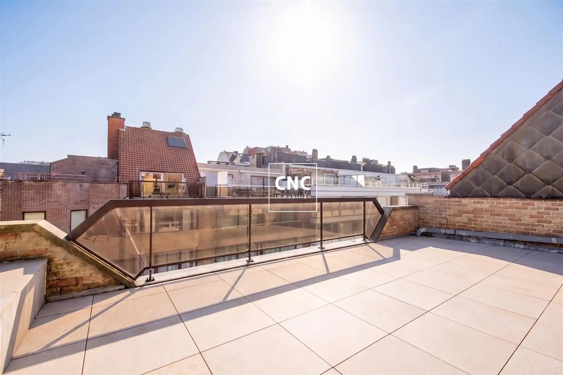 Gerenoveerde penthouse met grote terrassen nabij de zeedijk foto 4