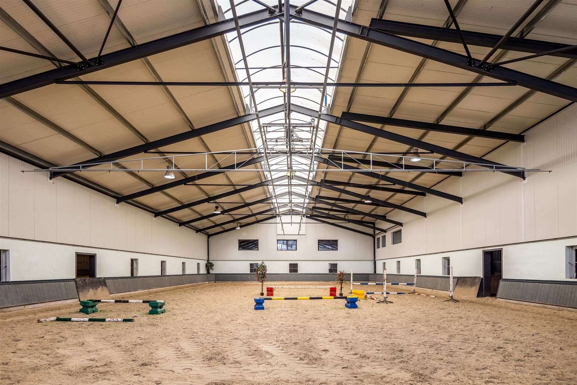 UNIEKE EIGENDOM MET 24 PAARDENSTALLEN EN BINNENPISTE OP CA 10 HECTARE TE PAAL-BERINGEN foto 3