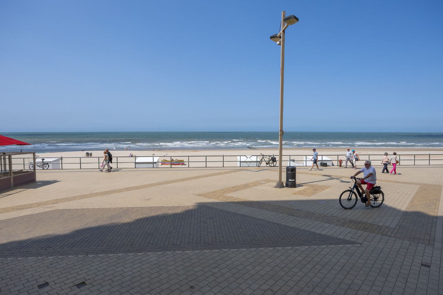 Instapklaar appartement met frontaal zeezicht te koop in Middelkerke foto 2