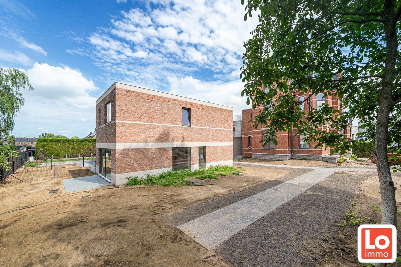 Moderne nieuwbouwwoning met 3 slaapkamers en bureauruimte in een prachtige tuin foto 2