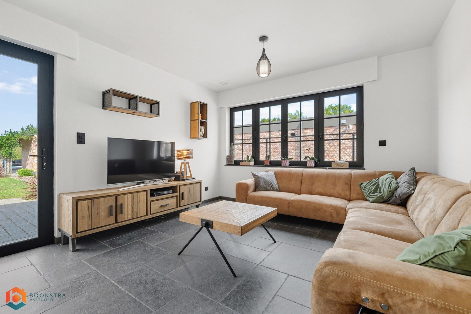Recente en energiezuinige woning met mooie tuin en zwembad foto 4