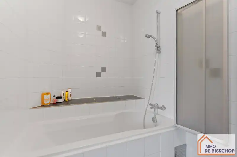 Groot, instapklaar appartement met 3 slaapkamers, mooi terras en garage foto 14