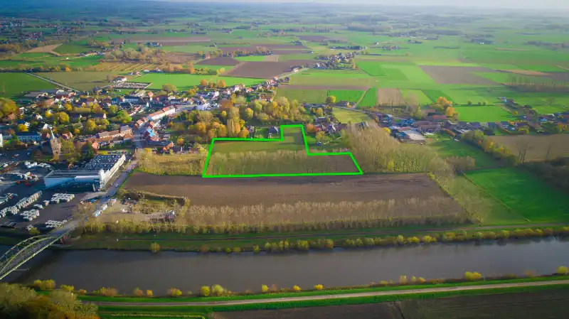 Exclusief nabij Avelgem! Grond in de bouwzone op 1ha 89ca met straatbreedte van 27m! foto 2