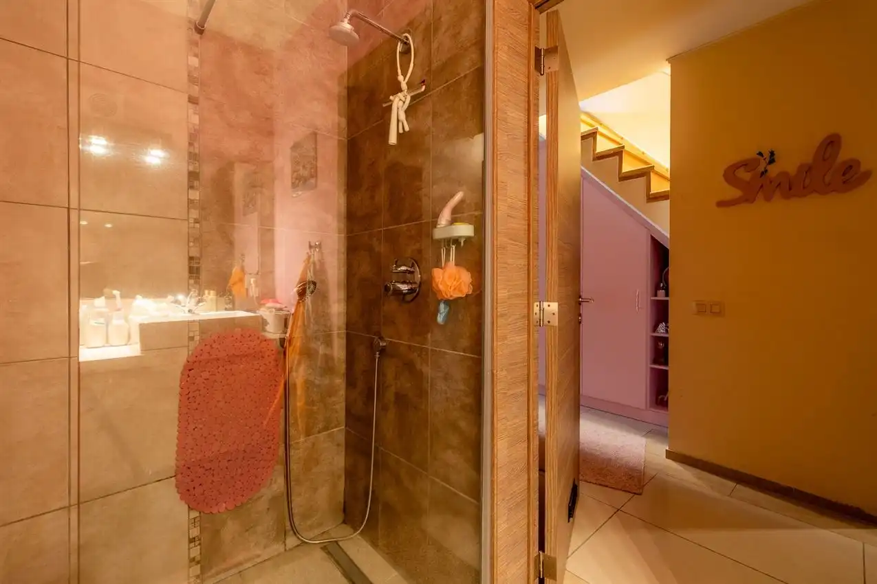 Gerenoveerde bel-etagewoning met 3 slk foto 20