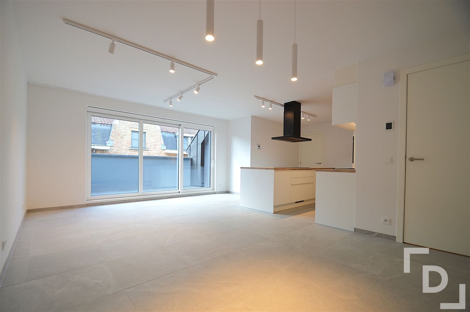 Nieuwbouwappartement van hoogwaardige afwerking met staanplaats te huur in centrum Ieper foto {{pictureIndex}}