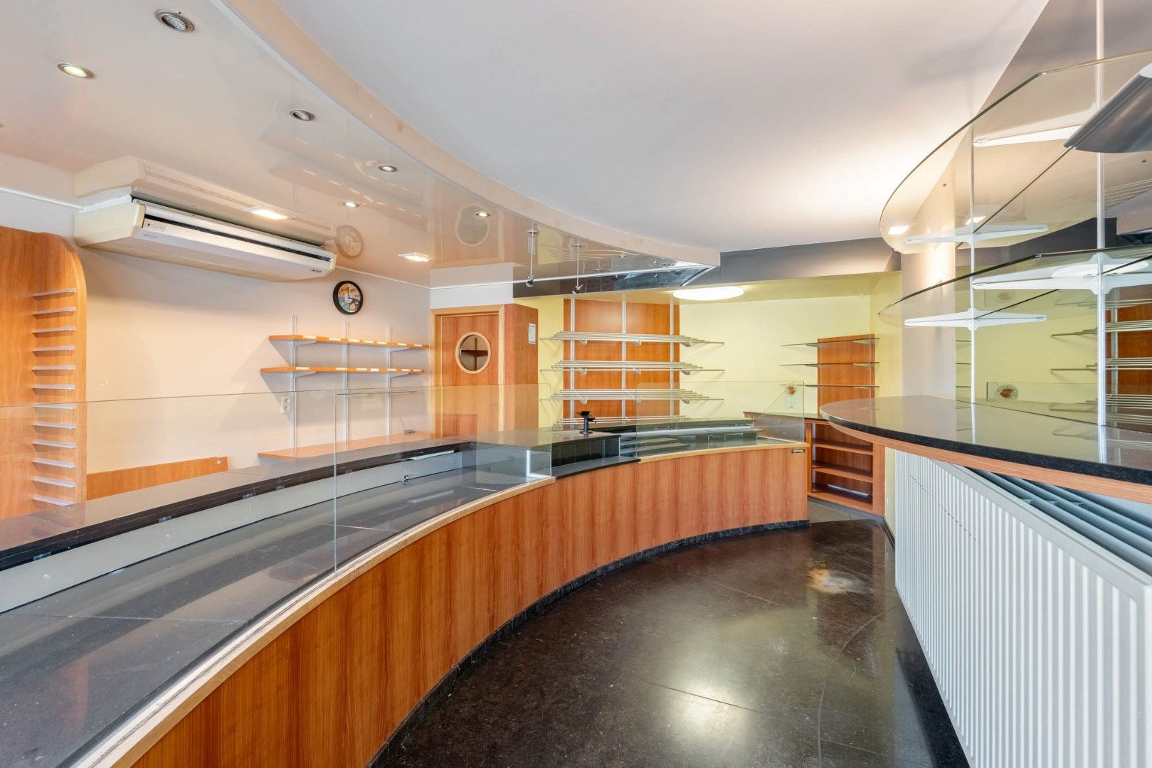 Multifunctioneel gebouw bestaande uit een woning, een winkel en een magazijn/werkplaats gelegen op een rustige locatie te Voorshoven! foto 4