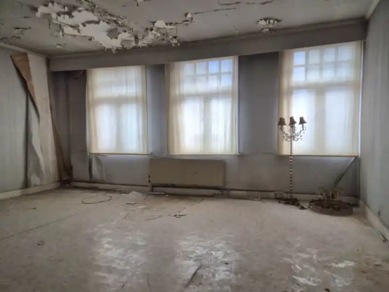 Roeselare-stadskern. Uitstekend zichtbaar gelegen gelijkvloers handelspand met extra 2 verdiepingen potentieel. Bestaande huuropbrengsten. Potentieel polyvalent pand ! foto 9