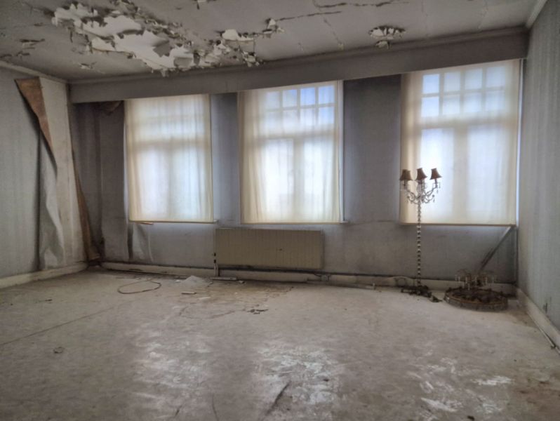 Roeselare-stadskern. Uitstekend zichtbaar gelegen gelijkvloers handelspand met extra 2 verdiepingen potentieel. Bestaande huuropbrengsten. Potentieel polyvalent pand ! foto 9