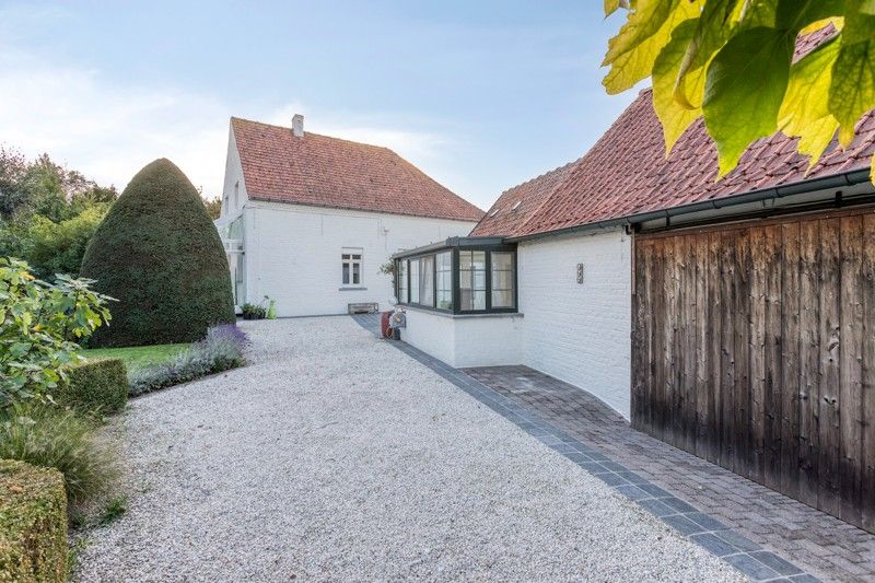 🏡 Uniek en authentiek pand vol karakter en mogelijkheden. Ruime woning, multifunctionele bijgebouwen en een charmante, omsloten tuin. foto 14