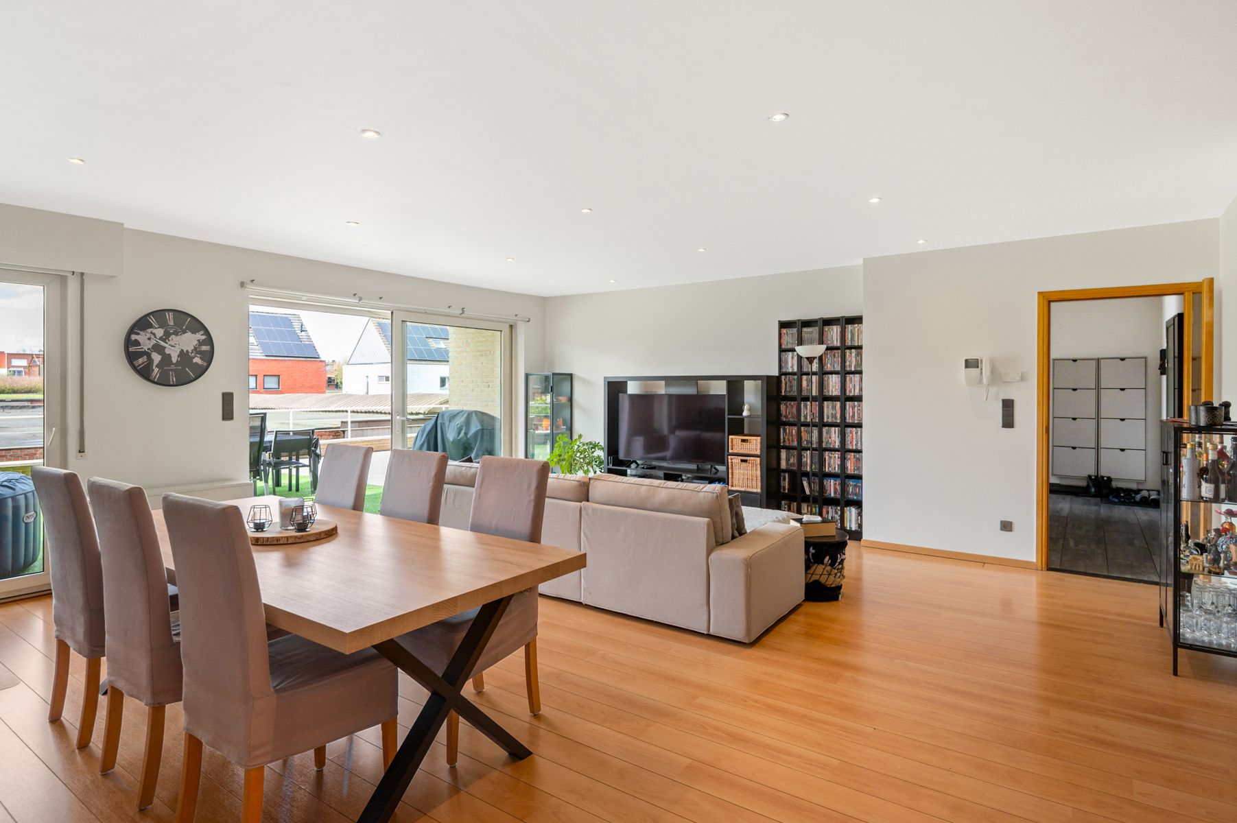 Volledig vernieuwd appartement met ruim terras en garagebox foto 9
