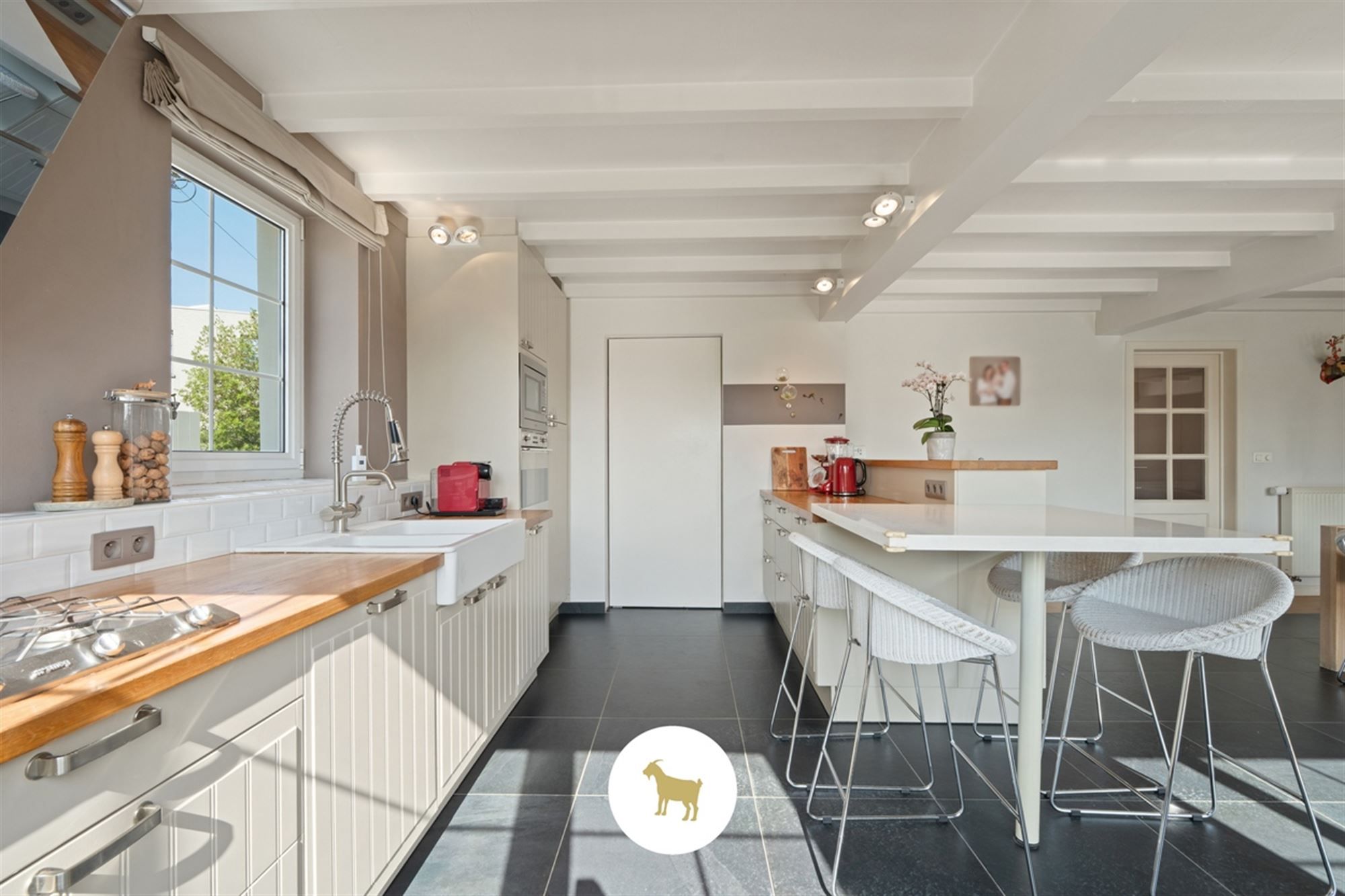 Ruime, INSTAPKLARE OPEN BEBOUWING met 3 SLAAPKAMERS, BUREAU en losstaande GARAGE op een PERCEEL van 1.180m² foto 10