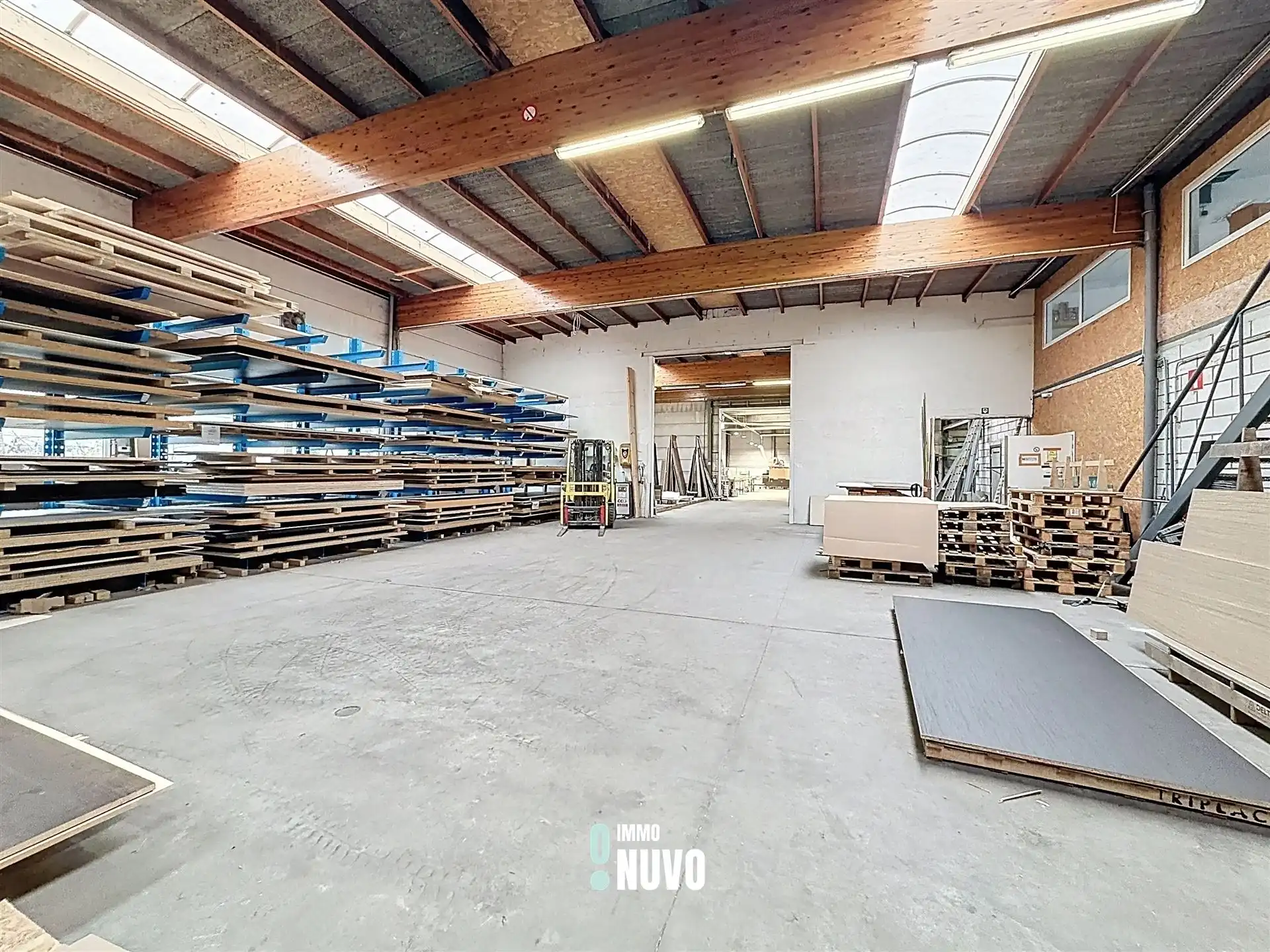 Magazijnen + Kantoren + Showroom foto {{pictureIndex}}