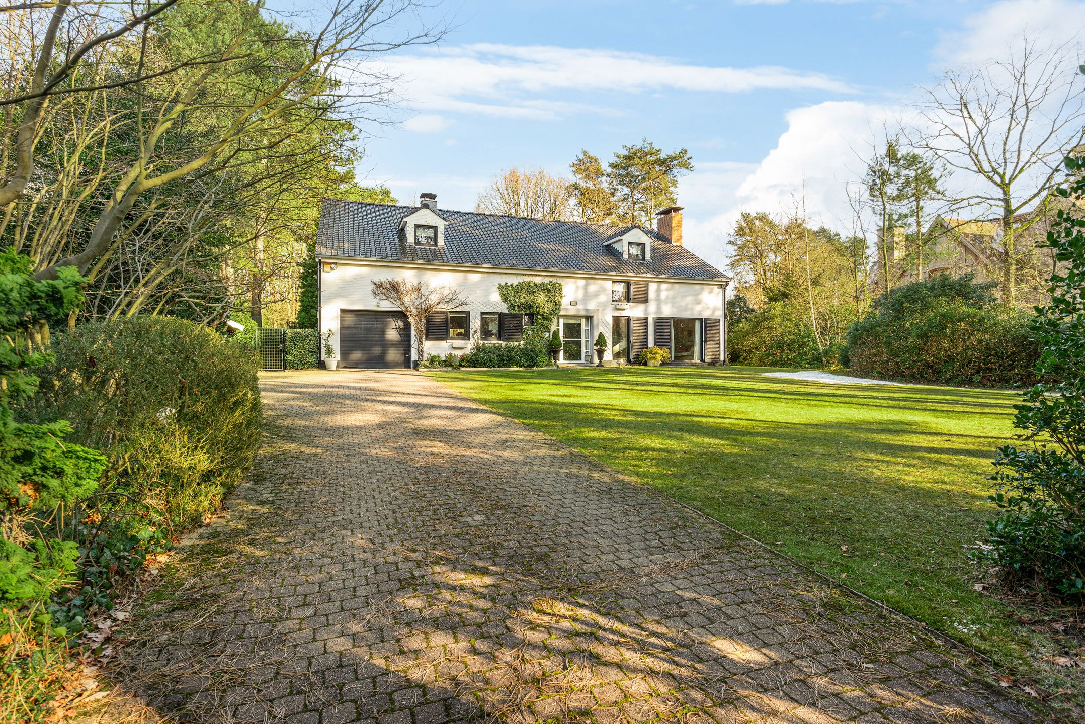 Villa op een perceel van 4.550m² in gegeerde wijk!  foto {{pictureIndex}}