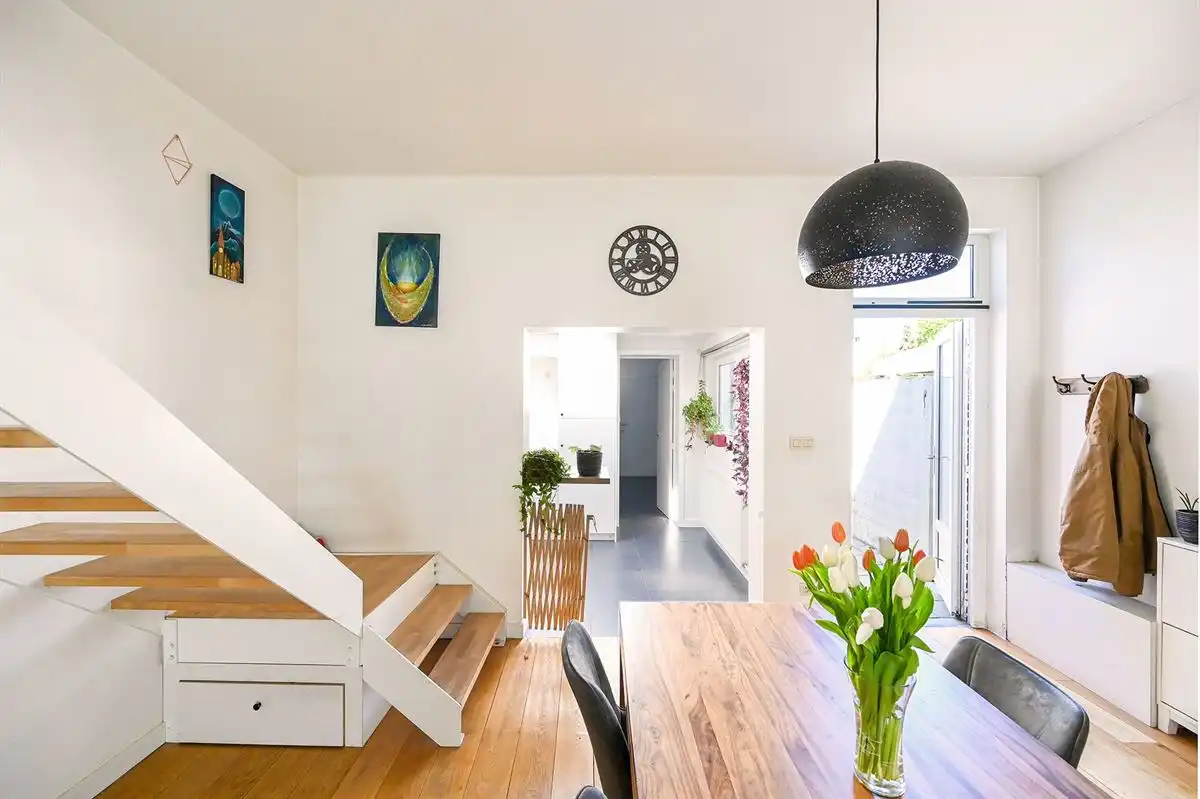 Leuke (starters)woning met zij-ingang foto 7