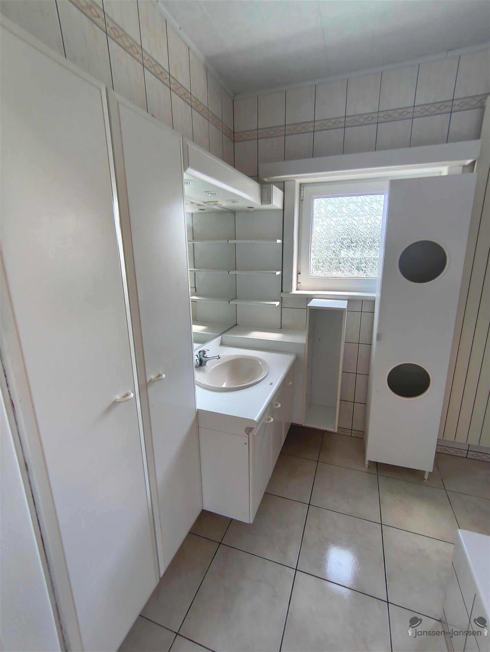 Handelspand met werkplaats & duplex appt foto 13