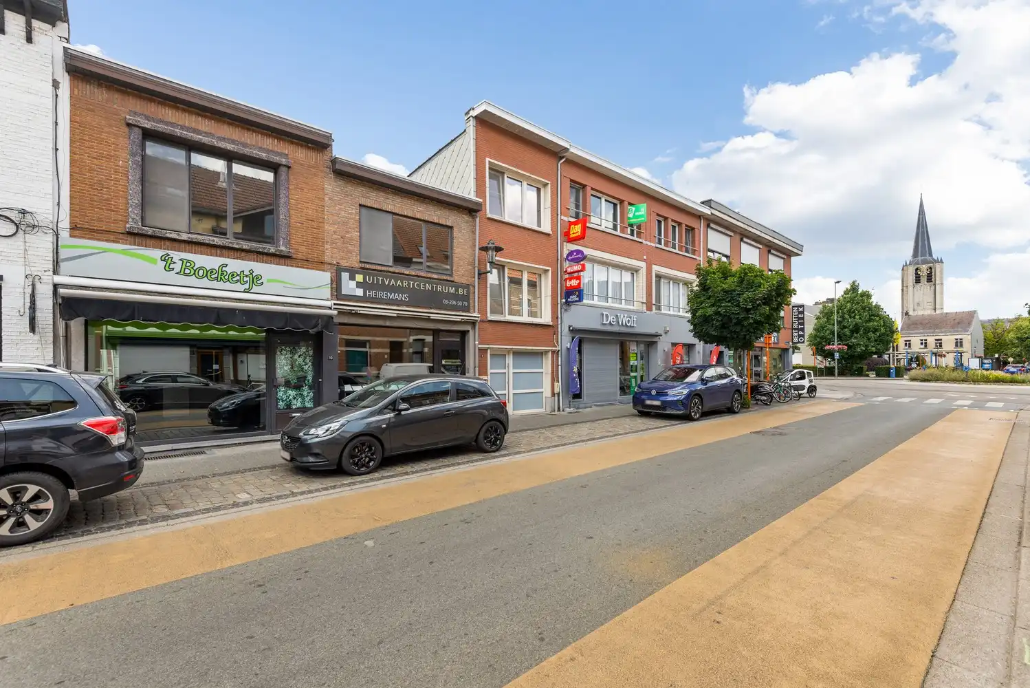 Handelshuis met 2 handelsruimtes en appartement in het hart van Wommelgem. foto 2