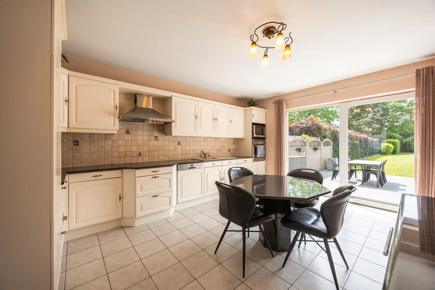 Energiezuinige, uitstekend onderhouden woning met mooie tuin foto 8