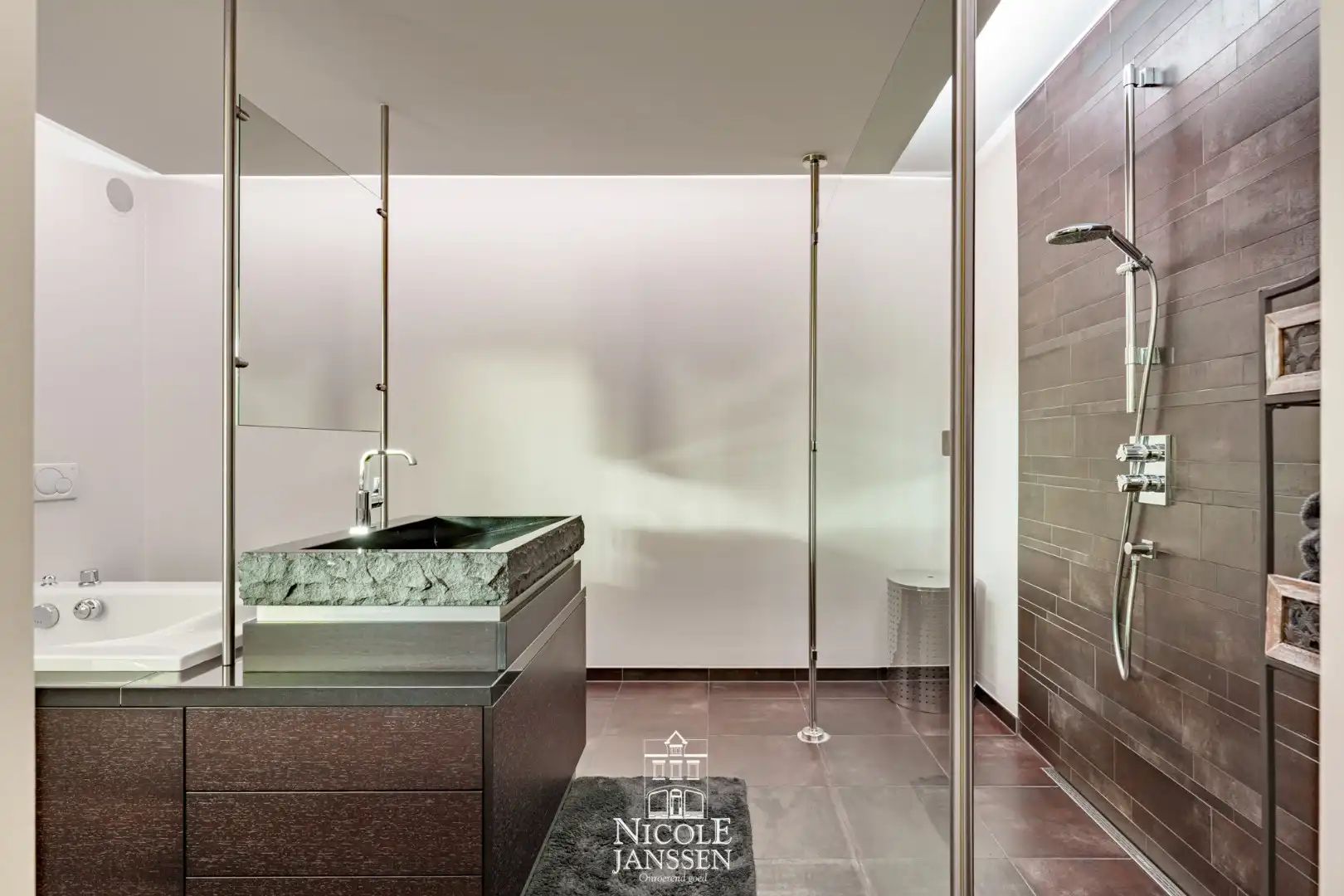 Riante woning met paardenstallen foto 13